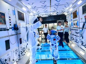 研学掠影——体验神舟太空舱