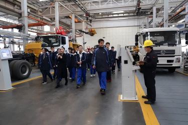 研学掠影——参观重卡制造工厂	